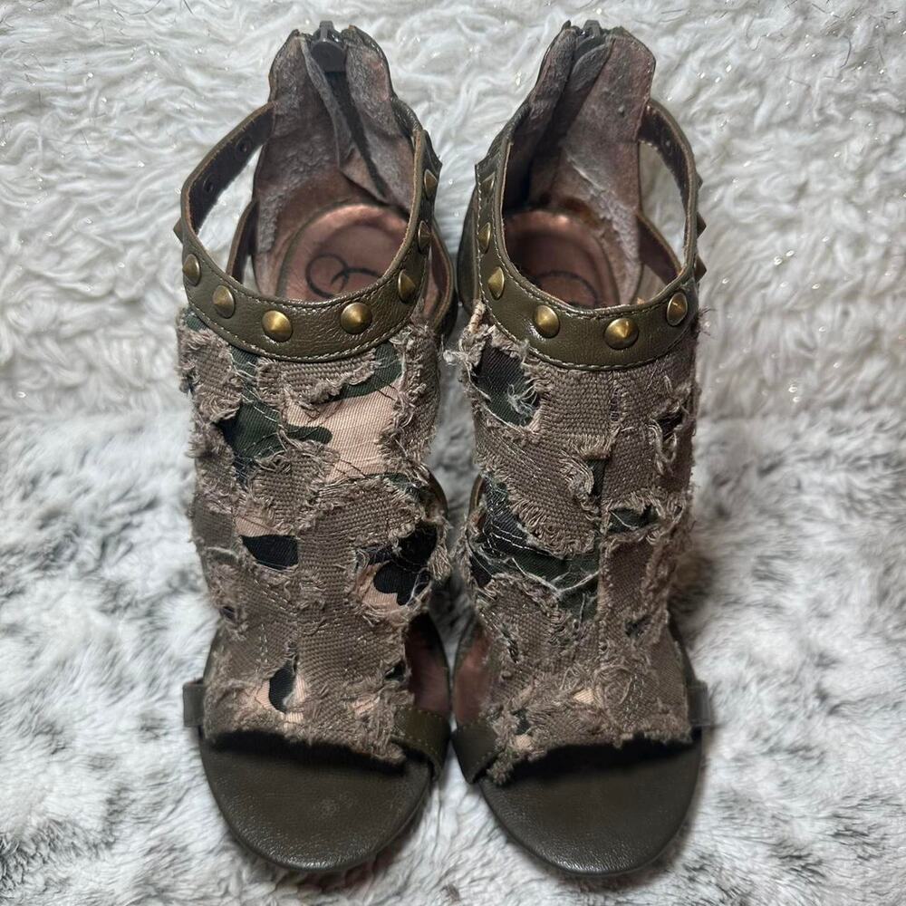 Promise camo distressed heels